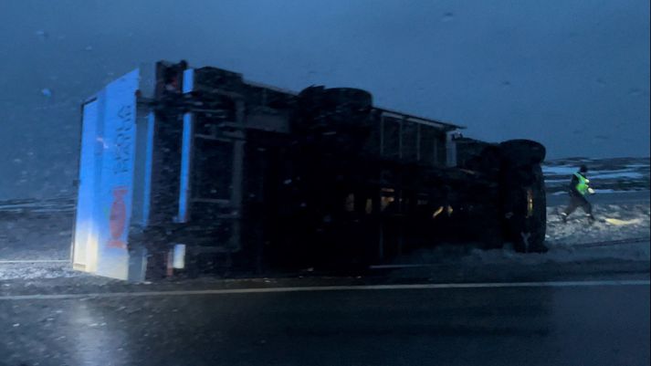 Búið er að fjarlægja bílinn af vettvangi.