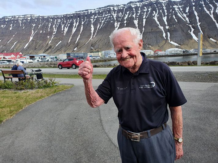 Karl eða Kalli eins og hann er alltaf kallaður er fæddur 14. maí 1918 og er því ný orðinn 104 ára. Hann er elstur íslenskra karlmanna og stefnir ótrauður á að verða 106 ára.