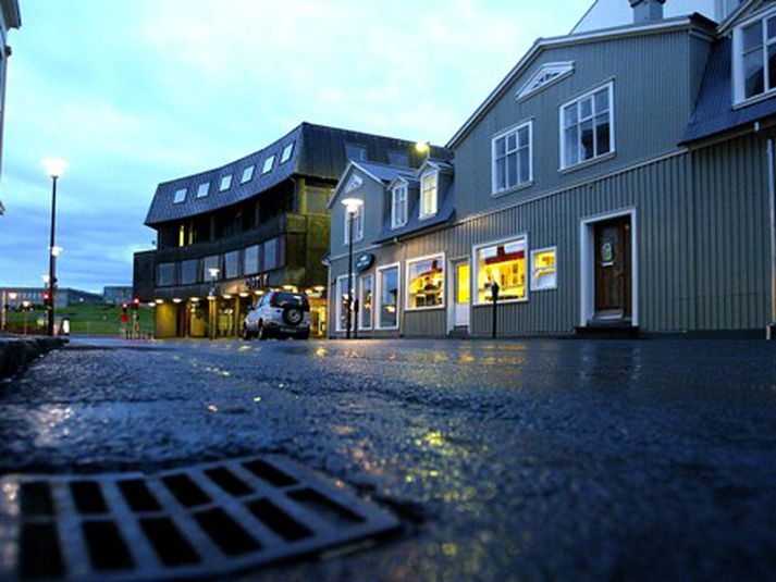 Hafnarstræti verðu helgað gangandi og hjólandi vegfarendum til 15. september nk. Lokunin nær ekki frá gatnamótum við Pósthússtræti og að gatnamótum Lækjargötu.