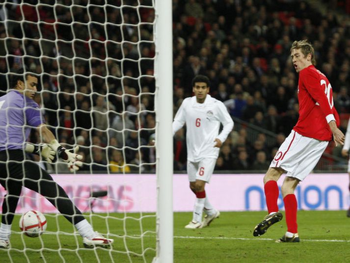 Peter Crouch átti frábæra innkomu í enska landsliðið í kvöld. Hér skorar hann seinna markið sitt.