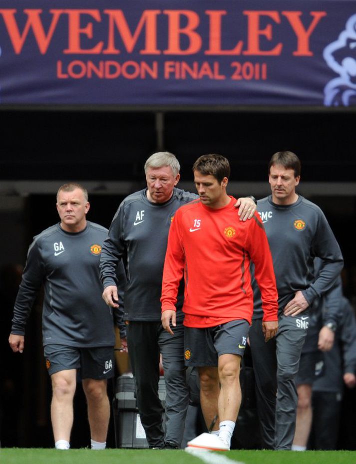Michael Owen gengur hér út á Wembley leikvanginn ásamt Sir Alex Ferguson.