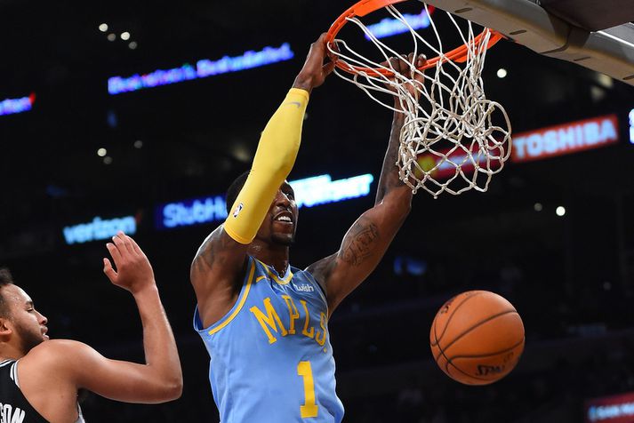 Lakers-maðurinn Kentavious Caldwell-Pope treður í körfuna.