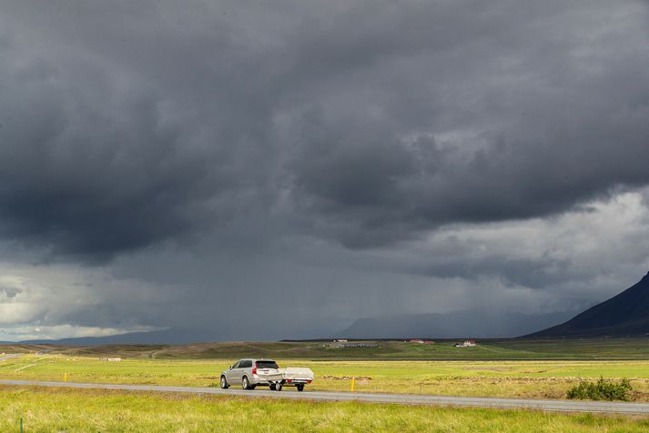 Rigningu er spáð í öllu landshlutum þegar sólmyrkvinn gengur yfir á morgun. Ekki er þó loku fyrir það skotið að sólin brjótist fram úr skýjunum einhvers staðar nógu lengi til að hægt verði að sjá hluta myrkvans.