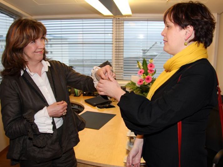 Kolbrún og Svandís í umhverfisráðuneytinu í kvöld.