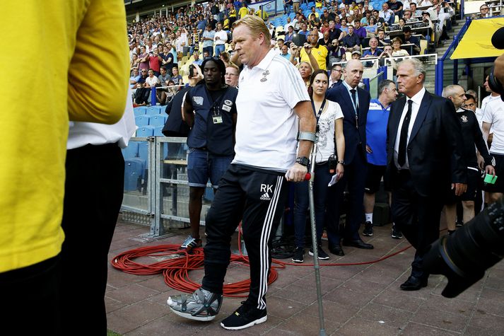 Ronald Koeman á hækjum í gær.