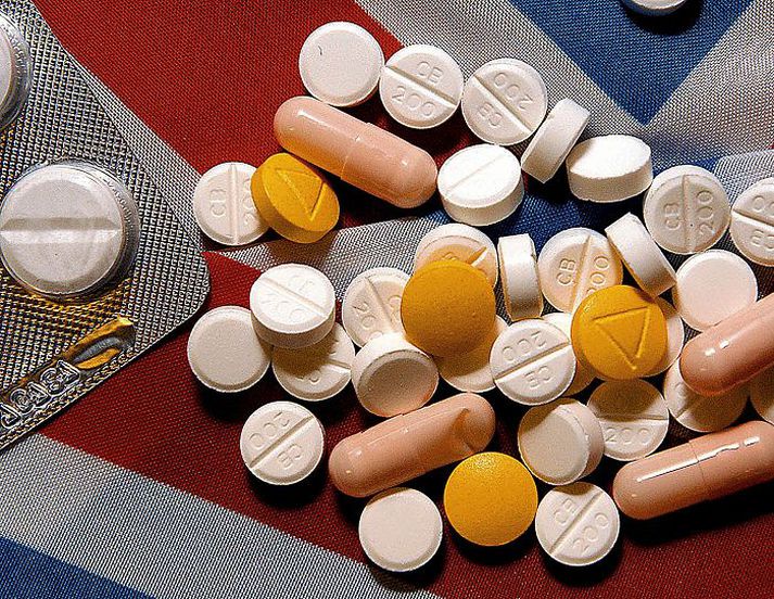 Fullyrt er að ábyrgð læknisins sé alger, enda beri hann ábyrgðina á ávísunum lyfja.