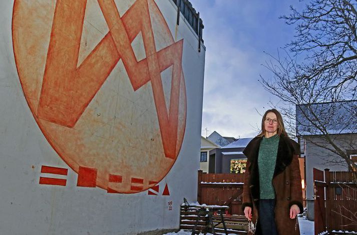 Rakel Steinarsdóttir myndlistarkona
Vildi lífga upp á planið fyrir utan hjá sér og ákvað að breyta því í gallerí.
