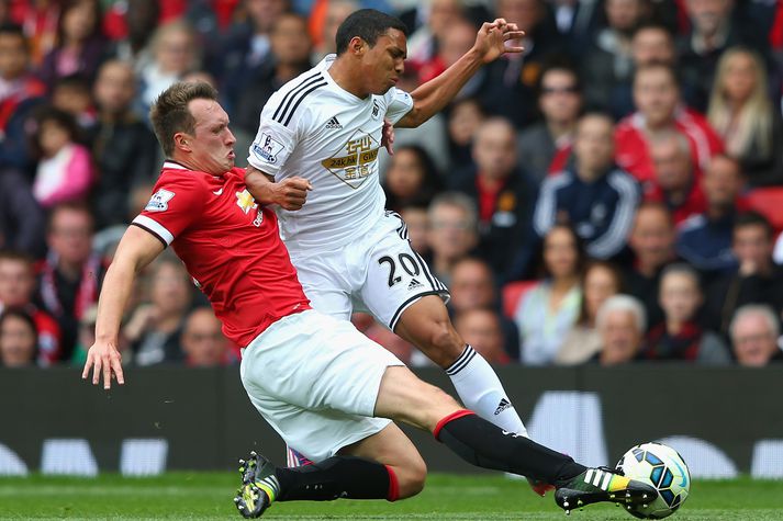 Phil Jones í baráttunni gegn Swansea í fyrstu umferð ensku úrvalsdeildarinnar.
