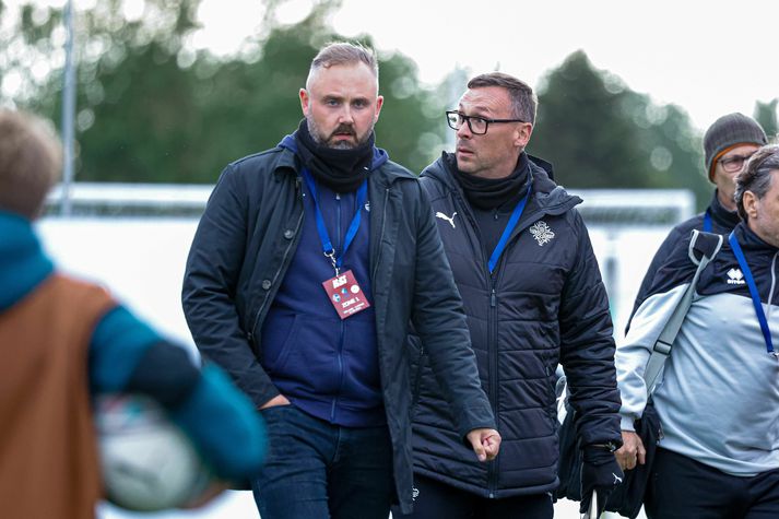 Davíð Snorri Jónasson aðstoðarlandsliðsþjálfari mætti seint í viðtal á Wembley.