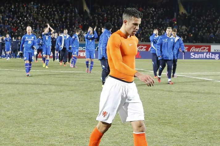 Robin van Persie gengur niðurlútur af velli í Laugardalnum í kvöld.