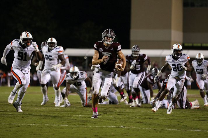 Nick Fitzgerald er hérna í leik með Mississippi State Bulldogs en hann skrifaði nýverið undir samning við NFL-liðið Tampa Bay Buccaneers. Hann á því möguleika á að verða fyrsti Íslendingurinn til þess að leika á stærsta sviði veraldar innan bandaríska ruðningsheimsins næsta haust. Nordicphotos/Getty