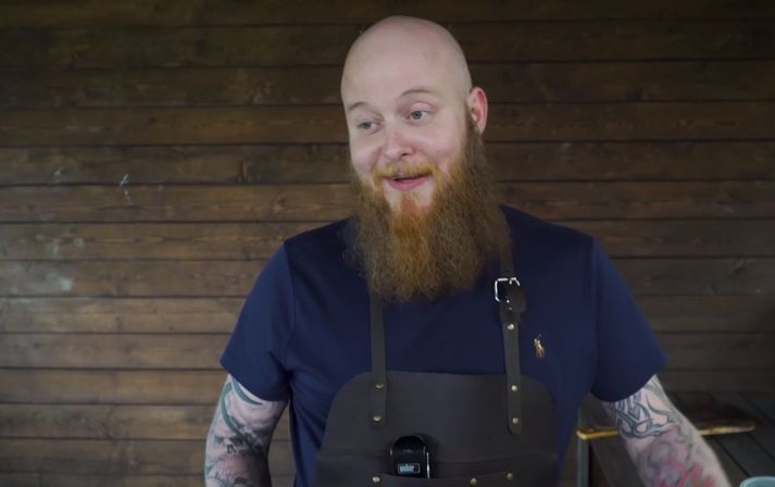 Alfreð Fannar Björnsson grillar 300 daga á ári. Hann er það hrifinn af grillkjöti að hann borðar það oft án þess að hafa sósu eða meðlæti.