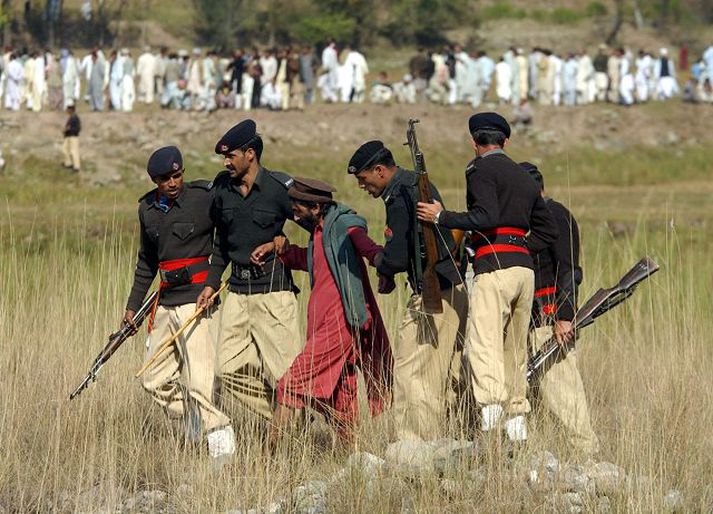 Leiddur á brott. Landamæraverðir vísa hér pakistönskum manni á brott sem ­reyndi­ að komast yfir landamærin til Indlands. Hann þarf að bíða enn um sinn eftir að hitta ættingja sína.
