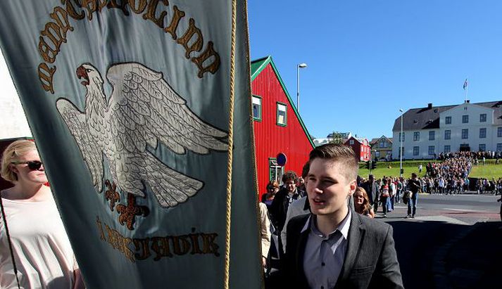 Skólasetning við MR Nemendur MR gengu fylktu liði úr Gamla skóla í Dómkirkjuna í Reykjavík við skólasetningu í gær.	Fréttablaðið/Anton