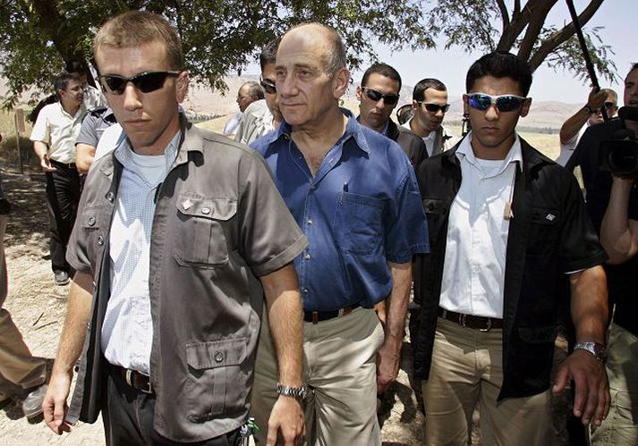 Ehud Olmert umkringdur lífvörðum við landamærin að Líbanon í gær.