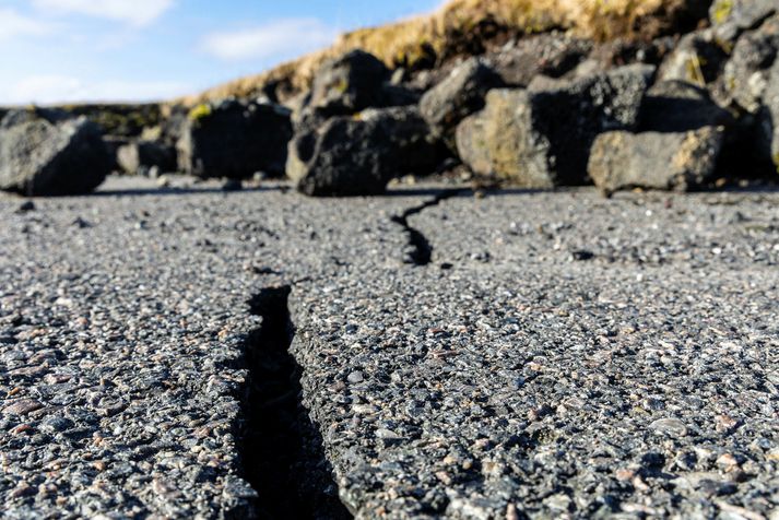 Þessi væna sprunga myndaðist í malbiki á vegi við Svartsengi.