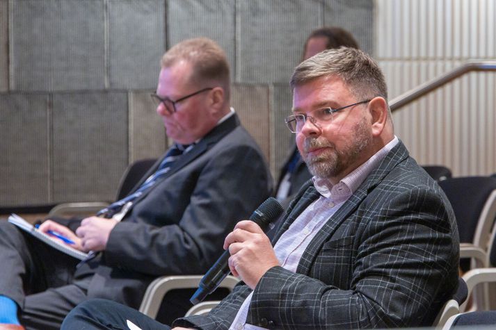 Jón Bjarki Bentsson, aðalhagfræðingur Íslandsbanka, segir óvissu um hvaða áhrif aukin spenna í milliríkjaviðskiptum hafi á Ísland. 