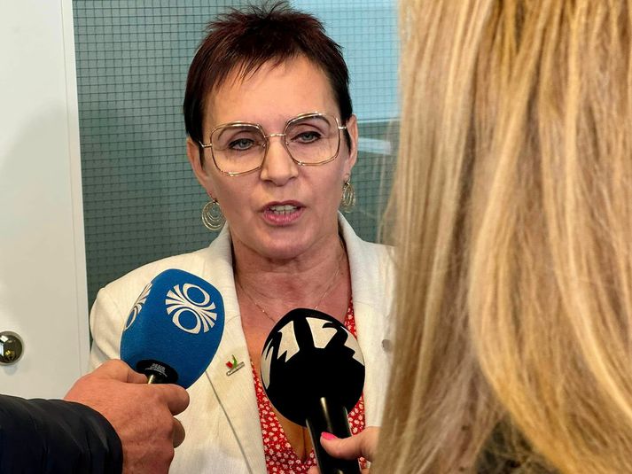 Bjarkey Olsen ræddi ákvörðun sína við fréttamenn eftir fund.