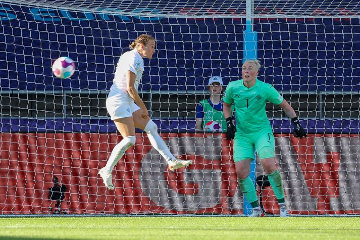 Sif Atladóttir í fyrsta leiknun á móti Belgíu en með henni er Sandra Sigurðardóttir.