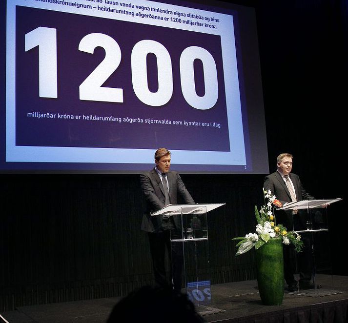Í vor var búist við að ekki yrði hægt að heimila lífeyrissjóðunum að fjárfesta í erlendum gjaldeyri fyrr en eftir áramót.