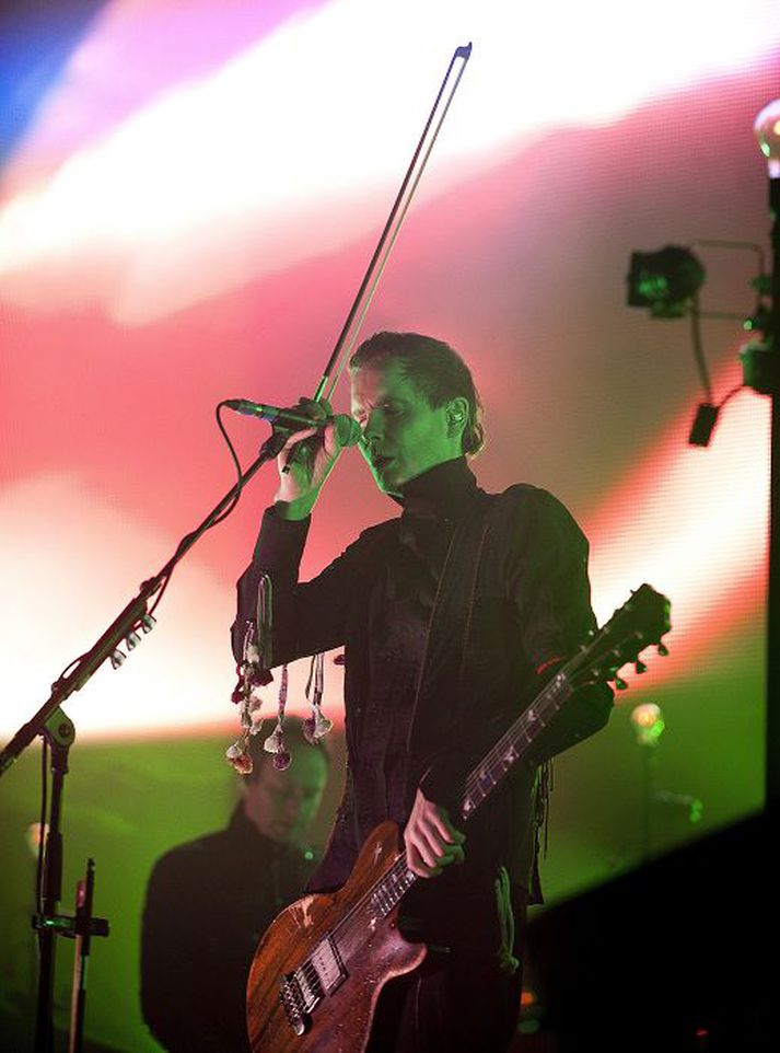 Jónsi uppi á sviði í Brixton Academy fyrir skömmu. Sigur Rós styrkti Barnahjálp Sameinuðu þjóðanna um 250 þúsund krónur.