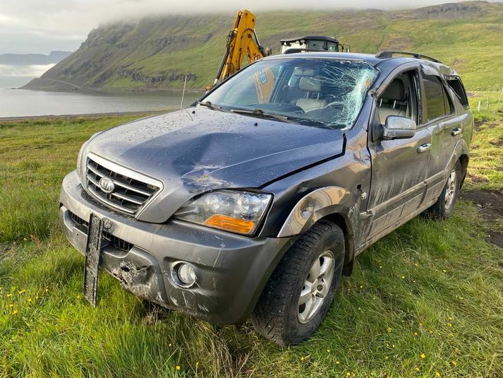 Svona var bíllinn útlítandi eftir ferðina niður klettana.