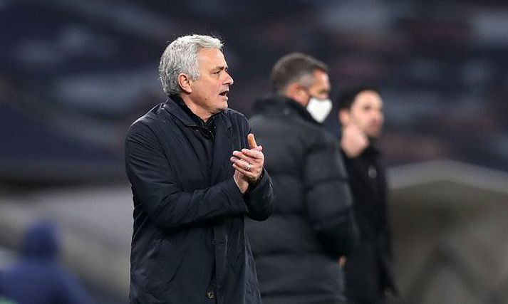 Mourinho líflegur á hliðarlínunni í gær.