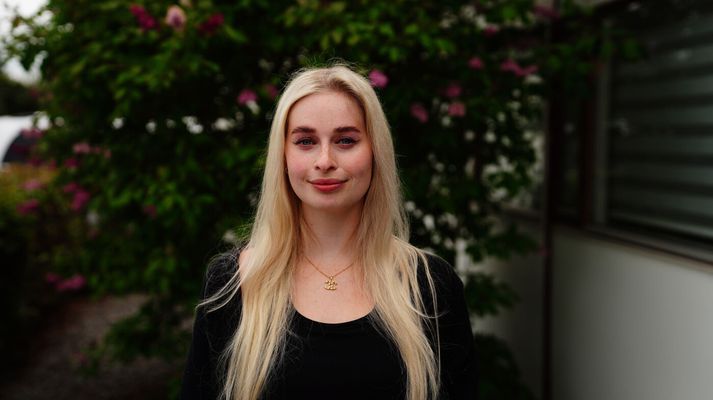 Sandra Ósk Jóhannsdóttir sjálfboðaliði hjá Dýrfinnu segir mikilvægt að núverandi lögum um gæludýrahald í fjölbýlishúsum verði breytt.
