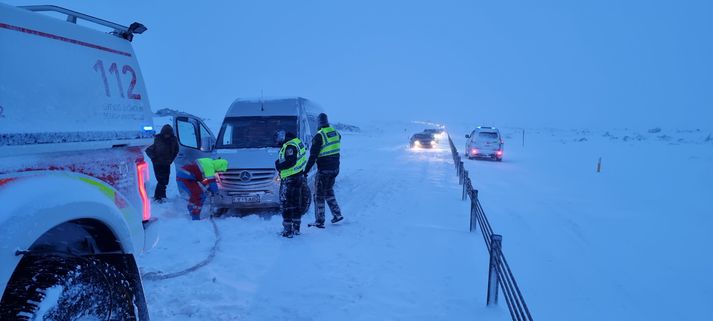 Frá aðgerðum á Grindavíkurvegi. Margir lögðu leið sína í Bláa lónið í dag þrátt fyrir snjóbyl.