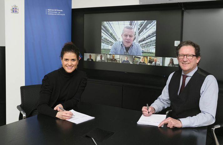 Ferðamála,- iðnaðar- og nýsköpunarráðherra og sjávarútvegs- og landbúnaðarráðherra sjást hér við undirritun samkomulagsins um Íslenskt - gjöriði svo vel. Fulltrúar annarra sem að þessu koma má sjá á veggnum á bakvið þau.