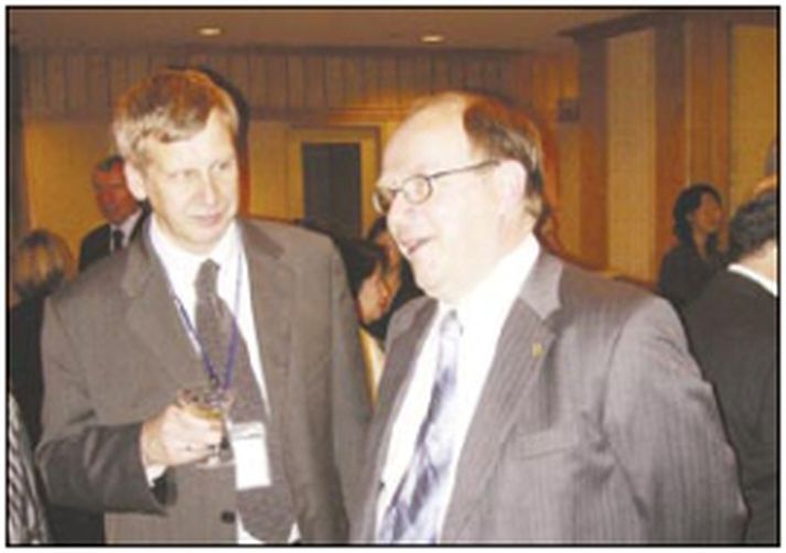 Jón G. Snædal (til vinstri) og Sigurbjörn Sveinsson á ársfundi félagsins í Tókýó árið 2004.