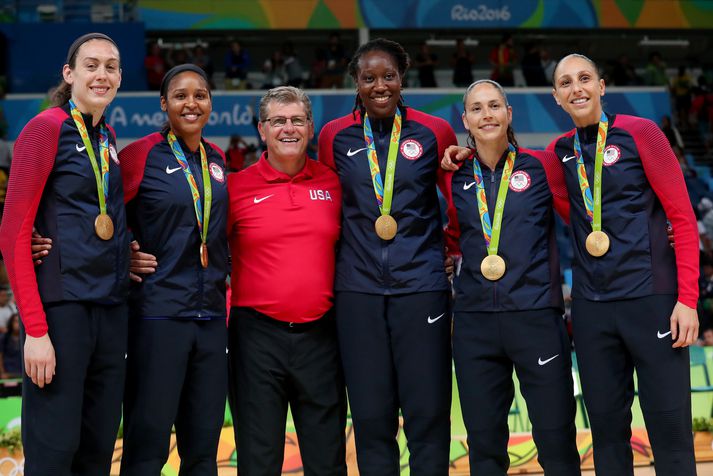 Breanna Stewart og Sue Bird fagna hér Ólympíugulli í Ríó árið 2016 með þjálfaranum Geno Auriemma og liðsfélögunum Mayu Moore, Tinu Charles og Diönu Taurasi. Allir komu þær úr UConn háskólanum.