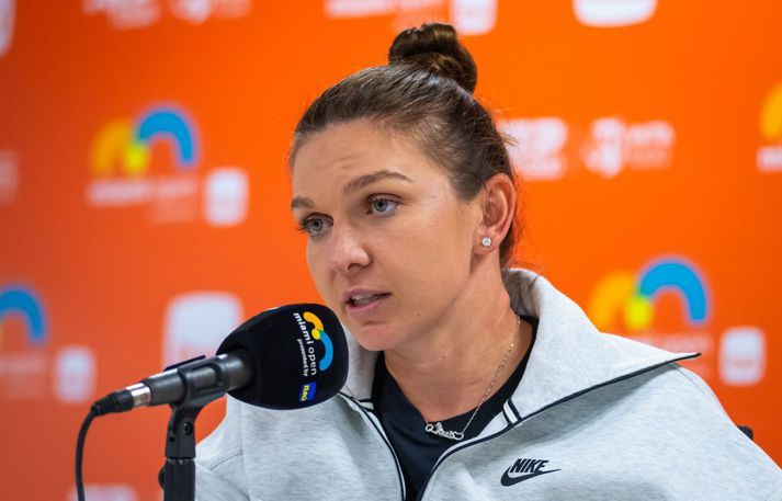 Simona Halep sat fyrri svörum á blaðamannafundi eftir að hafa snúið aftur til keppni, á Miami Open.