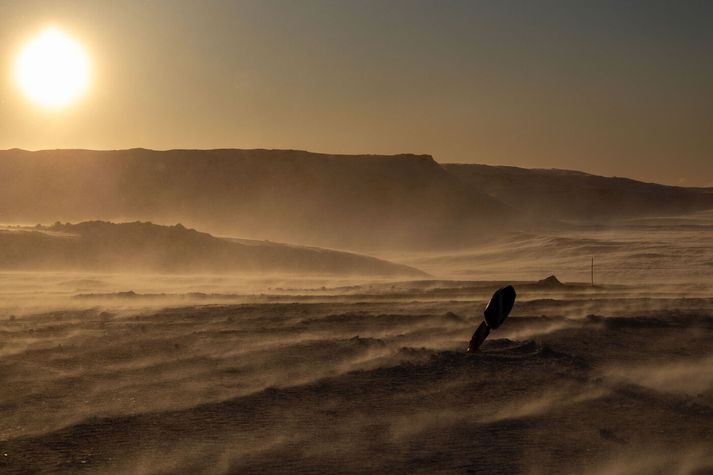 Ófært er víða og fjöldi bíla hefur farið út af veginum í dag. 