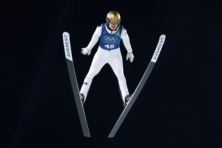 Skíðastökkvarar eru sakaðir um að hafa stækkað typpin til að fá stærri búning og ná þannig betra svifi í skíðastökkinu. 