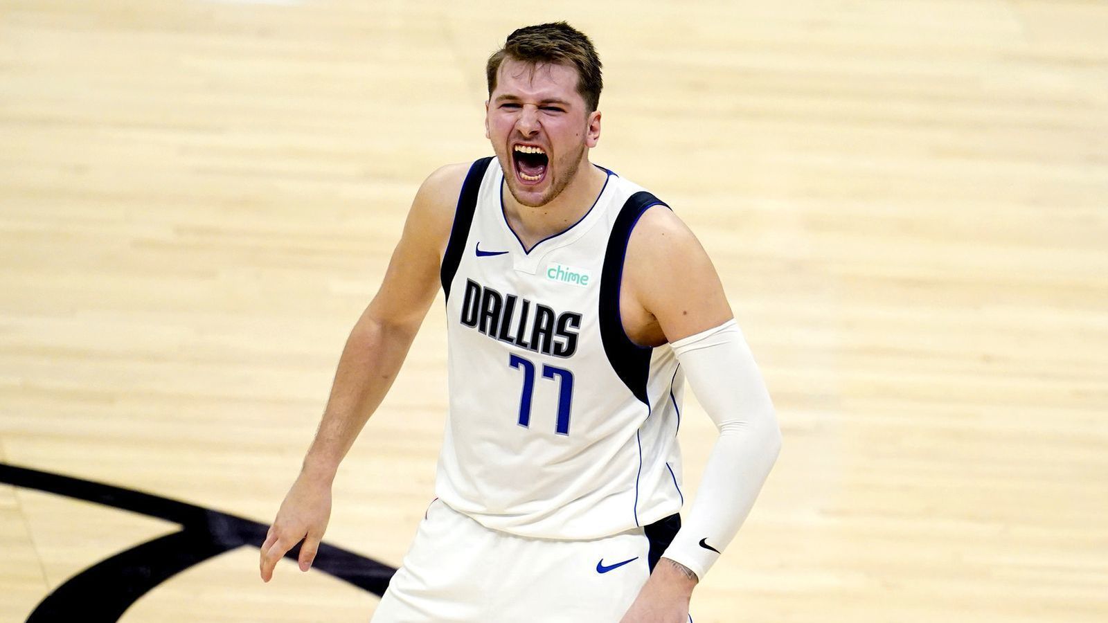 Luka Rix Luka skrifaði undir risasamning og verður áfram hjá Mavericks - Vísir