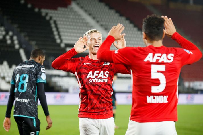Albert Gudmundsson fagnar einu marka sinna sem liðsfélaga sínum Owen Wijndal í leik AZ Alkmaar og RKC Waalwijk um helgina.