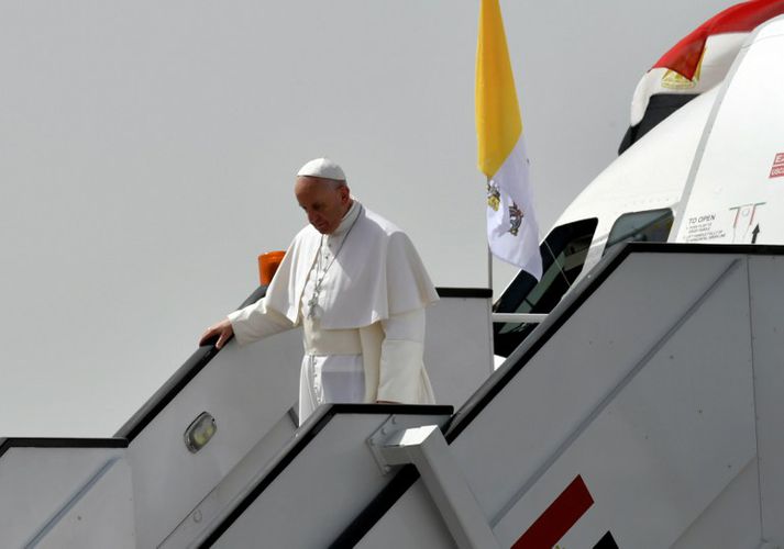 Frans páfi lenti í Egyptalandi í hádeginu.