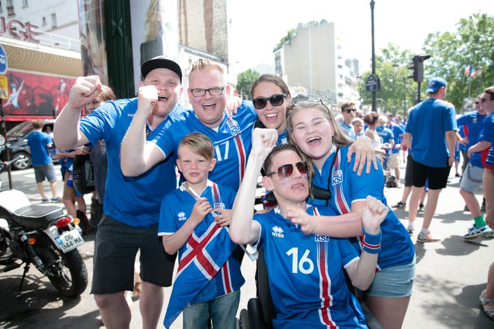 Glaðir Íslendingar fyrir utan Rauðu Mylluna í gær. Næst mætum við Englendingum en þeir eru nokkuð þekktir fyrir óspektir. 