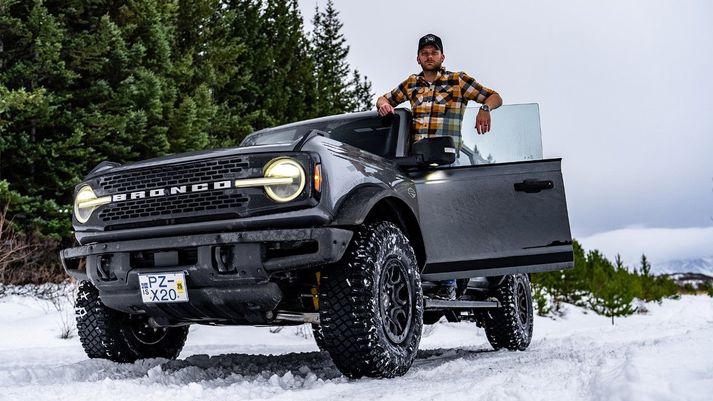 James Einar Becker og Ford Bronco-inn sem hann prófar í nýjasta þættinum af Tork gaur.