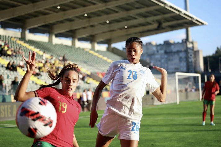 Sveindís Jane Jónsdóttir í baráttu við Diana Gomes um boltann í leiknum í Portúgal.