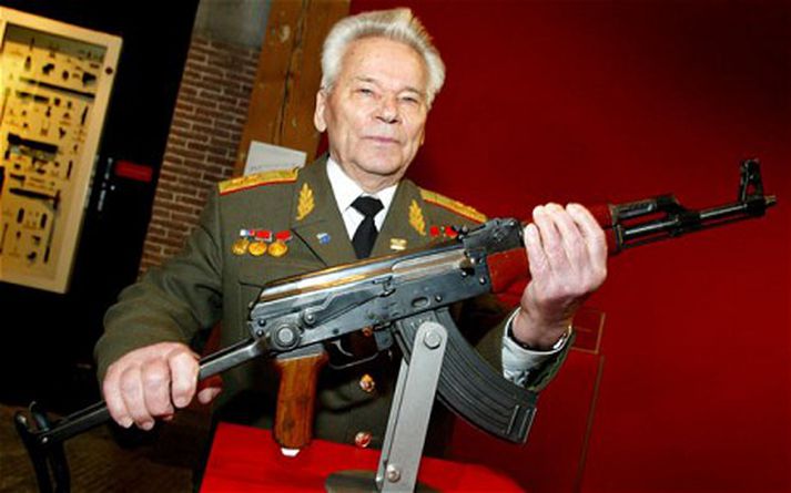 Kalashnikov hershöfðingi sýnir stoltur sköpunarverk sitt. Því hefur verið fleygt að riffillinn hafi verið notaður í hverju einasta stríði sem háð hefur verið frá lokum seinni heimsstyrjaldar.