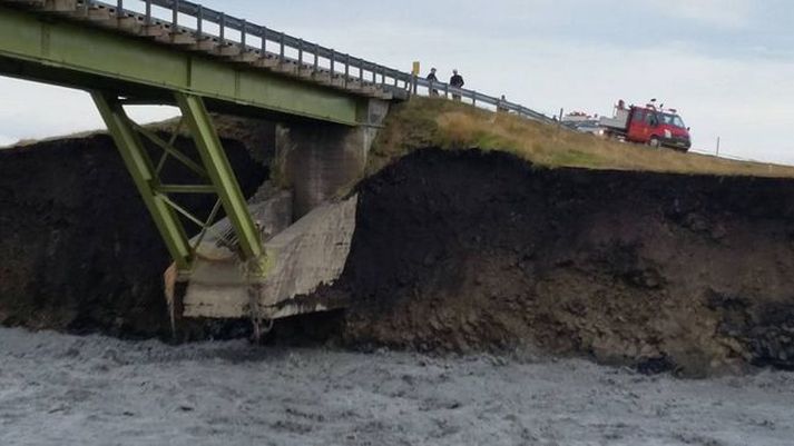 Hlaupvatnið gróf fimmtán metra skák úr austurbakkanum þannig að undirstaða brúarinnar stóð að stórum hluta í lausu lofti.