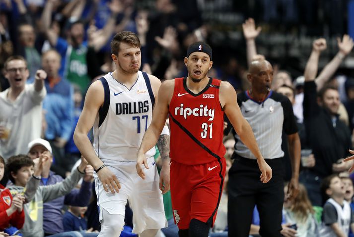 Luka Doncic fagnar einni af körfum sínum á lokakaflanum en Seth Curry er ekki eins sáttur.