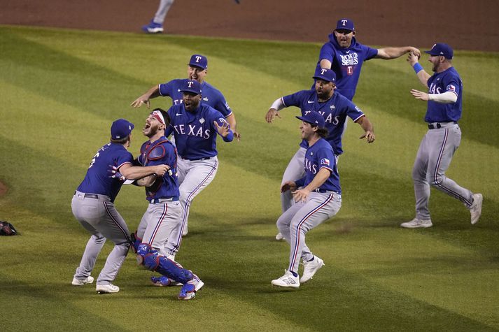 Leikmenn Texas Rangers fagna sigri í lokaleiknum á móti Arizona Diamondbacks.