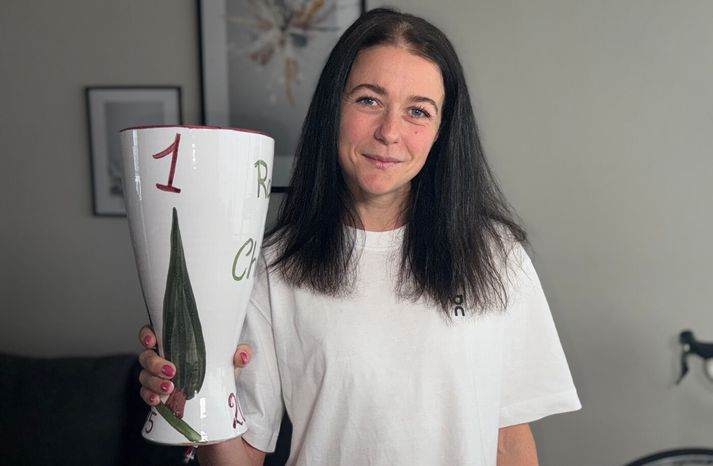 Elísa með verðlaunagripinn eftir hlaupið á Ítalíu. 