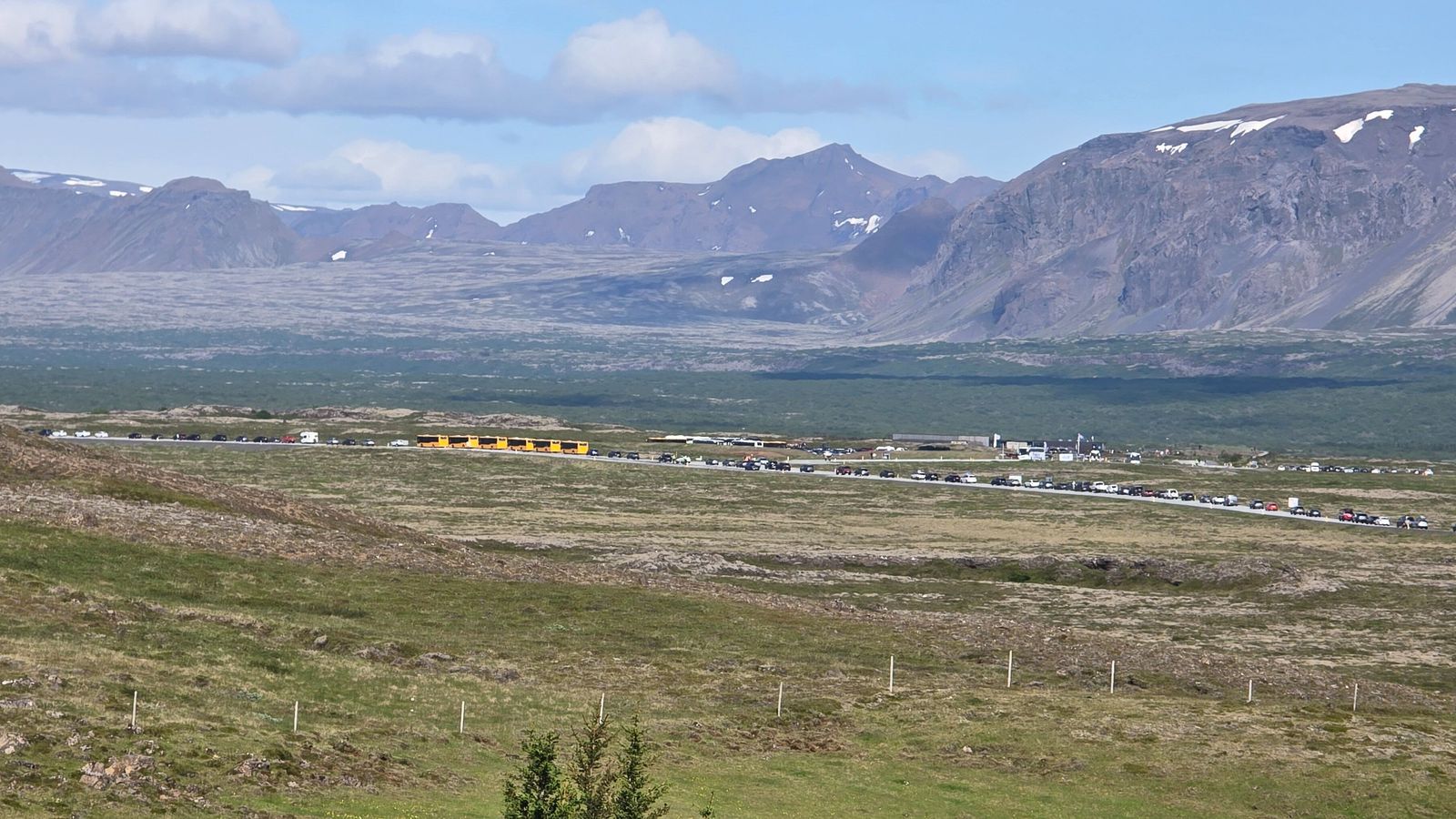Rútum ekið í for­gangs­akstri fram fyrir bílaröðina
