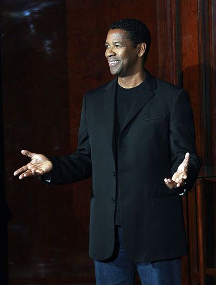 Leikarinn Denzel Washington skemmti sér mjög vel að sögn viðstaddra á skemmtistað í Stokkhólmi og sýndi fimi á dansgólfinu.  nordicphotos/getty