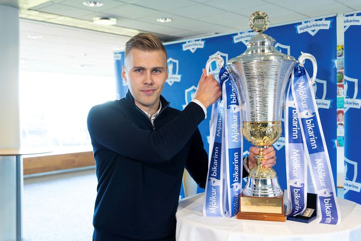 Óttar Bjarni Guðmundsson ætlar sér að koma þessum verðlaunagrip upp á Akranes á morgun.