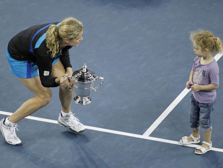 Kim Clijsters sýnir dóttur sinni Jödu bikarinn sem h´ún vann í nótt.